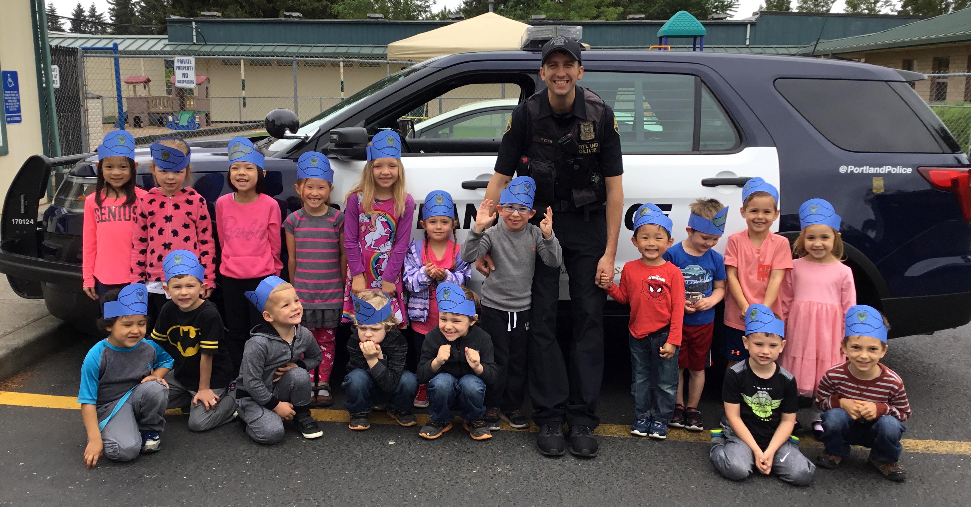 Preschoolers with police officer