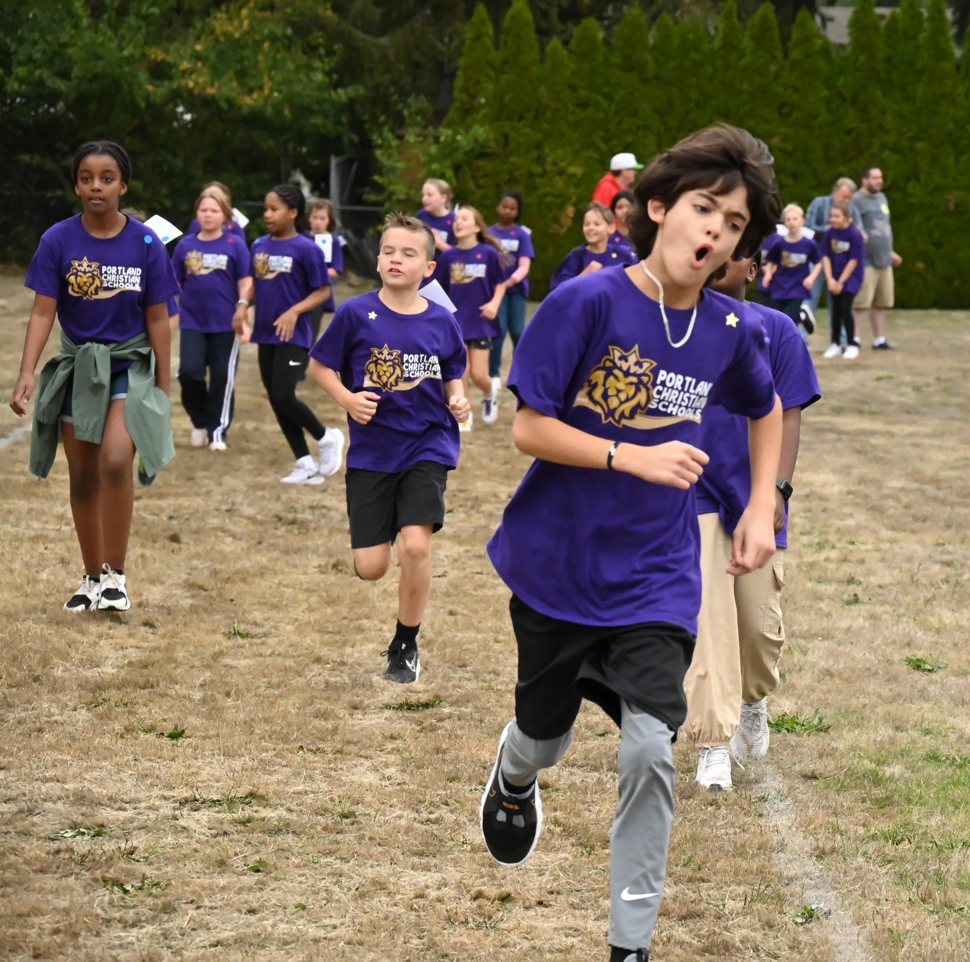 5th graders running hard