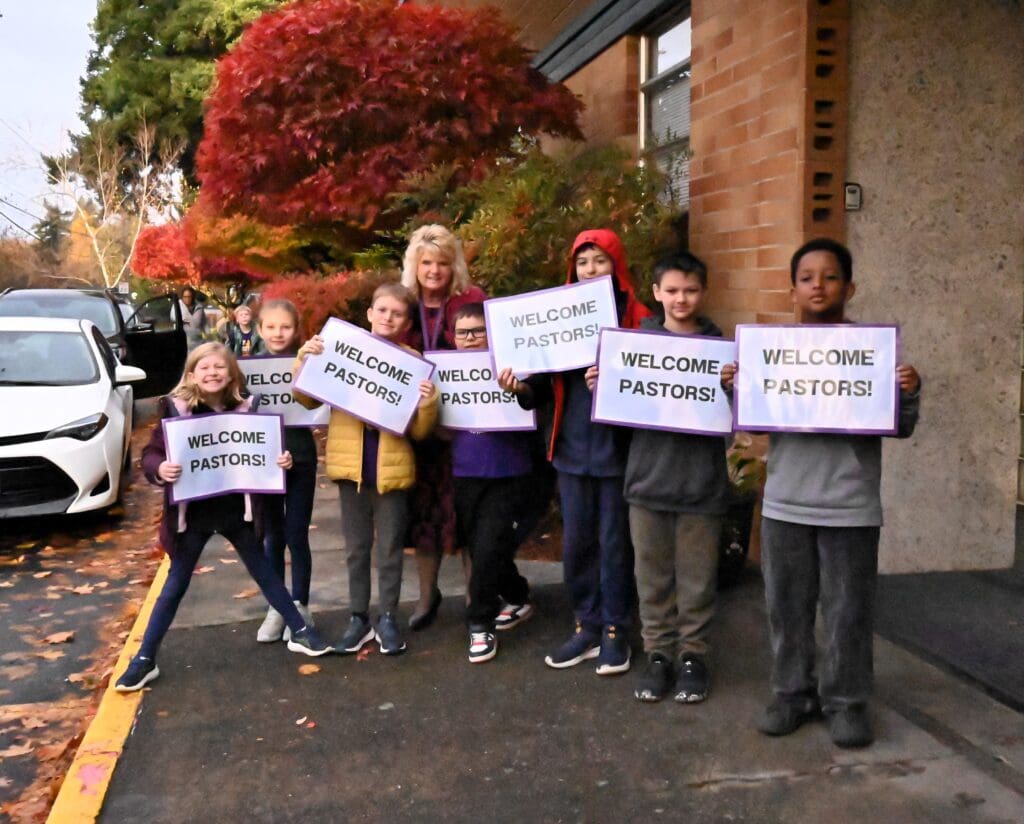 Peer Leadership students greet pastors with signs